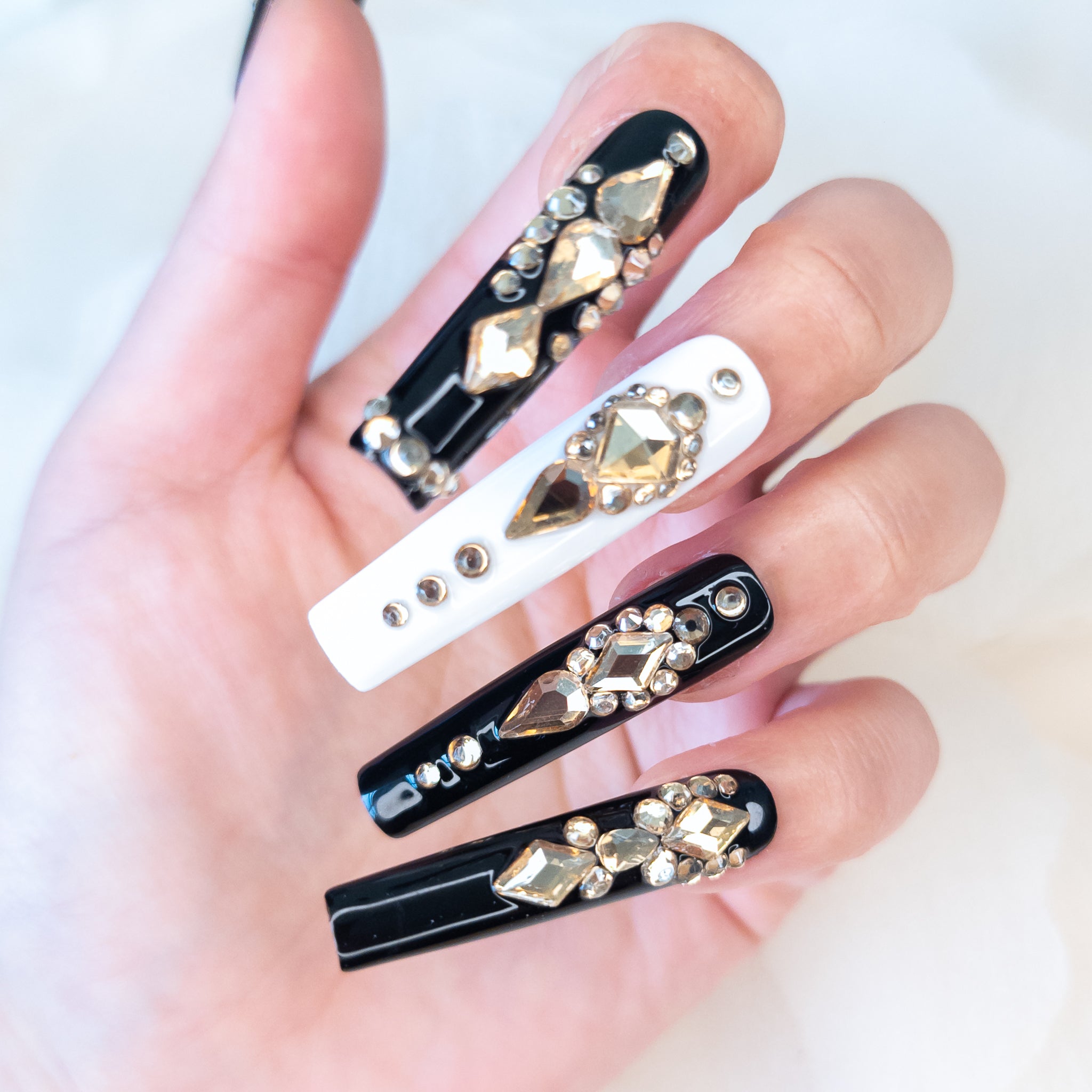 Black & White Diamonds Long Square Pipe